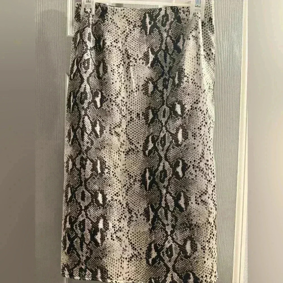 Sen reptile snakeskin print knee length skirt with lace split in front. Small - Picture 6 of 10